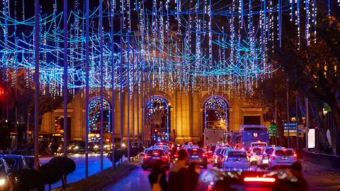 Iluminación callejera encendida en la capital para la Navidad 2020-2021, en Madrid, (España), a 26 de noviembre de 2020. A pesar de la crisis sanitaria del Covid-19, este año la capital lucirá sus decorados navideños, en concreto el coste de la iluminación este 2020 está en torno a los 3 millones de euros, y a diferencia de años anteriores, se incorporan nuevos diseños y se amplía la ornamentación a una treintena de emplazamientos más hasta alcanzar las 213 vías.
Jesús Hellín / Europa Press
26/11/2020