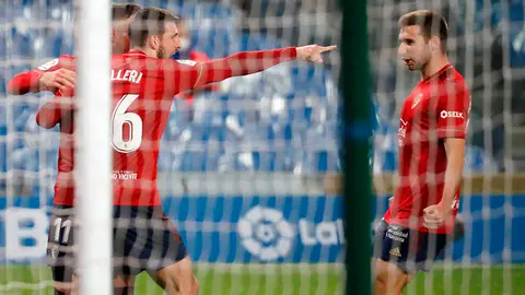 El delantero argentino del Osasuna, Jonathan Calleri (i), celebra con sus compa&ntilde;eros su gol ante la Real Sociedad , durante el partido de LaLiga Santander que han disputado este domingo en el estadio Reale Arena de San Sebasti&aacute;n. EFE/Javier Etxezarreta