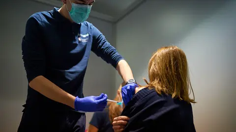 Vacunaci&oacute;n de los primeros sanitarios en las instalaciones montadas en Refena. MIGUEL OS&Eacute;S