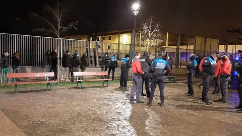 Agentes de la polic&iacute;a act&uacute;an durante el botell&oacute;n en Pamplona.