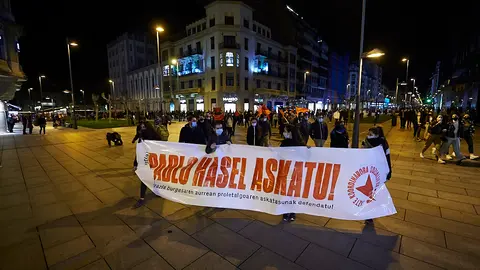 Grupos de personas se manifiestan y provocan disturbios en Pamplona por la detenci&oacute;n del rapero Pablo Hasel. PABLO LASAOSA