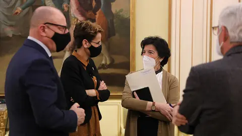 El consejero de Educaci&oacute;n, Carlos Gimeno; la presidenta del Gobierno de Navarra, Mar&iacute;a Chivite; y la ministra de Educaci&oacute;n y Formaci&oacute;n Profesional, Isabel Cela&aacute;, conversan durante una reuni&oacute;n programada entre ambas en 