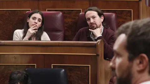 Irene Montero y Pablo Iglesias atienden una intervenci&oacute;n en el Congreso de los Diputados.
Eduardo Parra / Europa Press