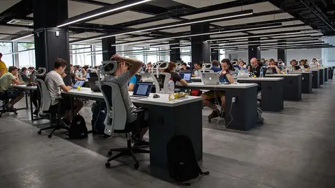 Varias personas trabajan en una oficina.