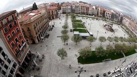Aspecto que presenta la Plaza del Castillo de Pamplona donde las mesas de las terrazas permanecen totalmente vacías después de que el Gobierno de Navarra prorrogara otros 14 días mas el cierre de la hosteleria. El número de casos positivos de covid-19 detectados en la jornada de ayer en Navarra ha vuelto a situarse por debajo de los 400, al sumar 345, según los datos provisionales por municipios que recoge el Gobierno Foral. EFE/ Jesús Diges