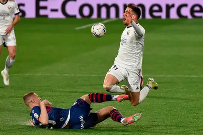 El defensa eslovaco de la SD Huesca Denis Vavro (d) lucha con Kike Barja, delantero de Osasuna, durante el partido de la jornada 28 de Liga en Primera Divisi&oacute;n que se juega hoy s&aacute;bado en el campo de El Alcoraz. EFE/JAVIER BLASCO