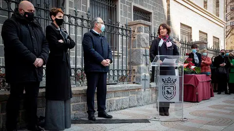 La presidenta del Gobierno de Navarra, Mar&iacute;a Chivite (2i), el delegado del Gobierno en Navarra, Jos&eacute; Luis Arasti (i) y el alcalde de Pamplona, Enrique Maya (3i), junto a decenas de personas han acompa&ntilde;ado este domingo a los familiares de seis v&iacute;ctimas de ETA asesinadas en Pamplona en el homenaje organizado por el Ayuntamiento para subrayar su "dignidad democr&aacute;tica" y colocar sendas placas de recuerdo en los lugares donde perdieron la vida. Ha sido el tercer acto de estas caracter&iacute;sticas que organizar&aacute; el consistorio hasta completar las placas con el nombre de las v&iacute;ctimas de ETA en la capital navarra. En la imagen momento en que se homenajea al ex-jefe de la Polic&iacute;a foral de Navarra, Jos&eacute; Luis Prieto, asesinado por la banda terrorista el 21 de marzo de 198, donde su hija Paz Prieto (d) ha dado las gracias. EFE/ Villar L&oacute;pez