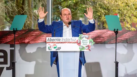 El presidente del PNV Andoni Ortuzar durante su intervenci&oacute;n en la celebraci&oacute;n del Aberri Eguna (D&iacute;a de la Patria Vasca), este domingo. El PNV celebra el Aberri Eguna con un acto en el marco de la Asamblea Nacional Ordinaria del partido. EFE/Javier Zorrilla