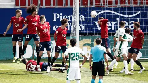 Partido entre Osasuna y Elche disputado este domingo en el Estadio de El Sadar de Pamplona. EFE/Jes&uacute;s Diges