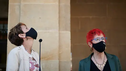 La presidenta del Gobierno de Navarra, Mar&iacute;a Chivite y la consejera de Salud, Santos Indurain, presentan la campa&ntilde;a '#NavarraSeVacuna'. PABLO LASAOSA