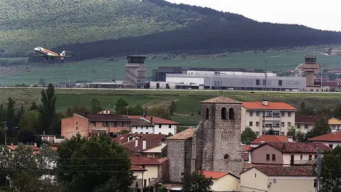 Un avi&oacute;n despega del aeropuerto de No&aacute;in con el pueblo de Esqu&iacute;roz debajo. ARCHIVO