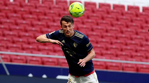 El delantero croata Ante Budimir remata para marcar gol ante el Atl&eacute;tico de Madrid, durante el partido de la Liga de la jornada 37 contra Osasuna que se disputa en el estadio Wanda Metropolitano.- EFE/ Rodrigo Jim&eacute;nez