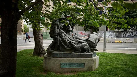 Estatua de Ignacio de Loyola en la avenida de San Ignacio de Pamplona. PABLO LASAOSA