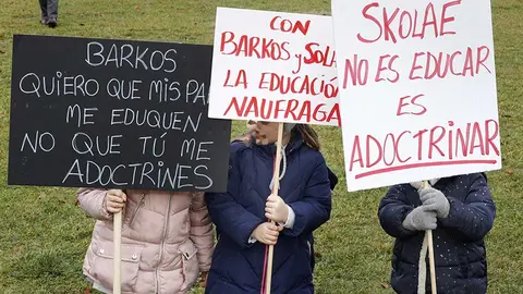 GRAF7409. PAMPLONA, 15/12/2018.- Varios cientos de personas, convocadas por la plataforma ciudadana "Educar en Libertad", se han concentrado hoy en Pamplona para defender la "insumisión" al programa de coeducación del Gobierno de Navarra Skolae por considerarlo "ilegal, ilegítimo e injusto". EFE/Villar López