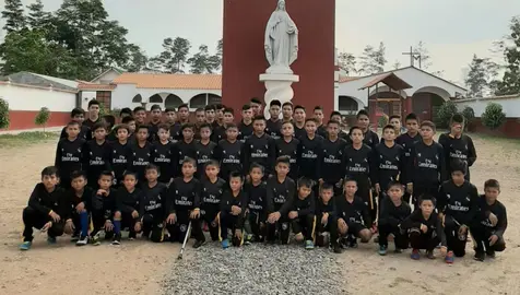 Niños y adolescentes de Hogar Nazaret del padre Doñoro.