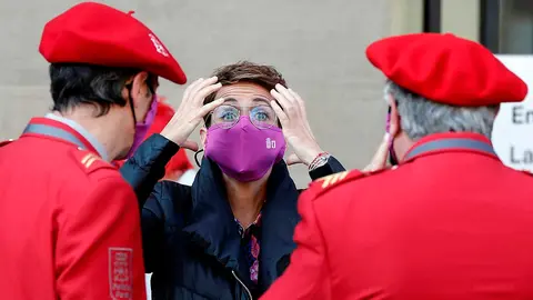 La presidenta del Gobierno Foral, Mar&iacute;a Chivite, junto a dos polic&iacute;as forales antes de participar en la concentraci&oacute;n este mi&eacute;rcoles frente al Palacio de Navarra para mostrar su rechazo a la violencia machista. Con motivo del D&iacute;a Internacional contra la Violencia hacia las Mujeres, los miembros del Ejecutivo han guardado un minuto de silencio ante las pancartas colocadas en la fachada del Palacio de Navarra con las manos de color violeta, s&iacute;mbolo de la lucha contra la violencia machista. EFE/ Jes&uacute;s Diges