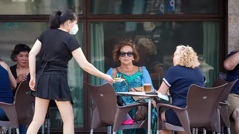 Varias personas sentadas en un bar en los ultimos dia del verano de 2021 durante la crisis del coronavirus en la Comunidad Foral. MIGUEL OS&Eacute;S