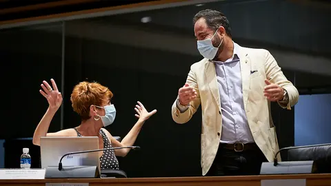 Bakartxo Ruiz, de EH Bildu habla con Ram&oacute;n Alz&oacute;rriz, del PSN. PABLO LASAOSA