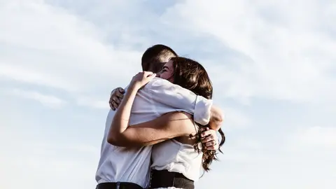 Dos personas se dan un abrazo. ARCHIVO