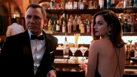Daniel Craig y Ana de Armas en Sin tiempo para morir. CEDIDA