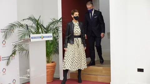 La presidenta de Navarra, María Chivite, y el lehendakari del Gobierno Vasco, Iñigo Urkullu, firman un nuevo protocolo de colaboración entre ambas comunidades autónomas. IÑIGO ALZUGARAY