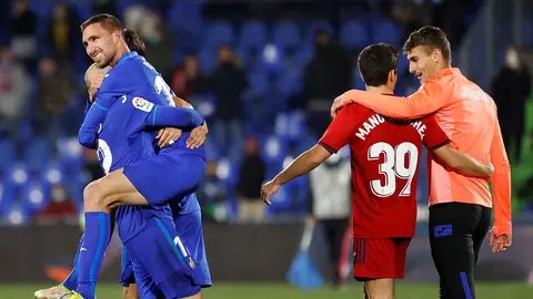 El delantero del Getafe, Dario Poveda (2i), celebra con su compa&ntilde;ero Sandro el primer gol de su equipo ante el Osasuna durante el encuentro correspondiente a la jornada decimoctava de primera divisi&oacute;n que disputan hoy domingo frente al Getafe en el coliseum Alfonso P&eacute;rez de la localidad madrile&ntilde;a. EFE / Mariscal.
