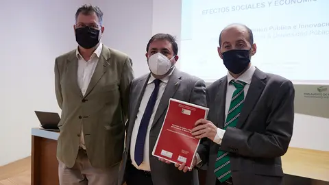 Presentaci&oacute;n de los resultados del 'Navarrometro' de opini&oacute;n del Parlamento de Navarra 2021. Comparecen el presidente de la C&aacute;mara foral, Unai Hualde, junto con los responsables del Departamento de Sociolog&iacute;a de la UPNA, Jes&uacute;s Vidal D&iacute;az de Rada y Ernesto P&eacute;rez Es&aacute;in, responsables del estudio. I&Ntilde;IGO ALZUGARAY