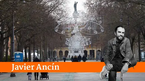 Varias personas de Pamplona tras la recuperaci&oacute;n de la obligatoriedad del uso de las mascarillas en exteriores. I&Ntilde;IGO ALZUGARAY