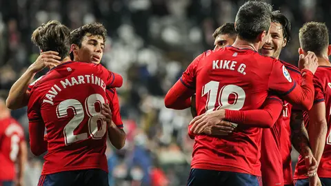 Los jugadores de Osasuna celebran el tercer gol en Vallecas marcado por Kike Garc&iacute;a. Irina R. Hipolito / AFP7 /