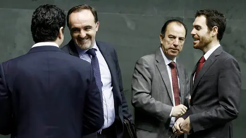 Javier Esparza, Carlos Garc&iacute;a Adanero y Sergio Sayas durante un pleno parlamentarios en la pasada legislatura EFE/ Jes&uacute;s Diges