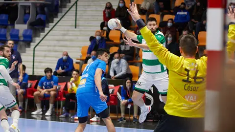 Partido de balonmano de la liga Asobal entre Helvetia Anaitasuna y Recoletas Atlético Valladolid celebrado en el pabellón Anaitasuna de Pamplona. IÑIGO ALZUGARAY