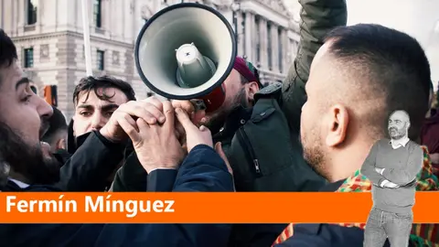 Varios hombres discuten en una manifestación. ARCHIVO