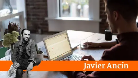 Montaje con el cintillo de Javier Anc&iacute;n y una imagen de archivo de un hombre escribiendo en un ordenador.