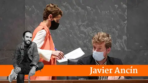 La presidenta mar&iacute;a Chivite junto a Maiorga Ram&iacute;rez en el Parlamento. PABLO LASAOSA