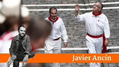 GRAFCAV6093. PAMPLONA (NAVARRA), 07/07/2019.- El alcalde de Pamplona Enrique maya (d) saluda durante el reconocimiento que hace del recorrido del encierro antes de que de comienzo. Hoy se ha celebrado el primer encierro de estos Sanfermines del 2019 protagonizado por los toros de la ganader&iacute;a salmantina de Puerto de San Lorenzo EFE/ Jes&uacute;s Diges