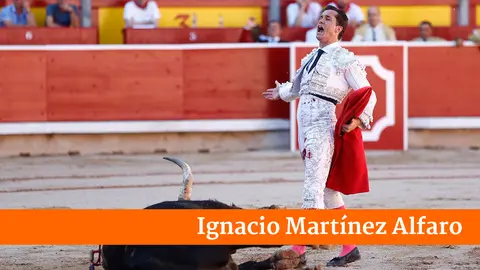 El diestro Daniel Luque durante la lidia al primer toro de la tarde en la tercera de abono de la Feria del Toro de los Sanfermines 2022, en la que comparte cartel con Jos&eacute; Garrido y Alvaro Lorenzo con toros de la ganader&iacute;a gaditana de Fuente Ymbro.EFE/ Rodrigo Jimenez