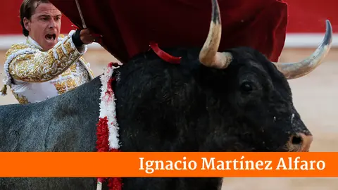 El diestro Javier Cortes durante la lidia a su segundo toro de la tarde en la cuarta de abono de la Feria del Toro de los Sanfermines 2022, en la que comparte cartel con Joselito Adame y Rub&eacute;n Pinar con toros de la ganader&iacute;a abulense de Jos&eacute; Escolar. EFE/ Villar Lopez