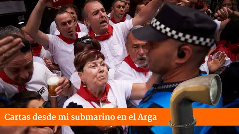 Incidentes en la calle Curia de Pamplona tras la procesión de San Fermín 2022. PABLO LASAOSA