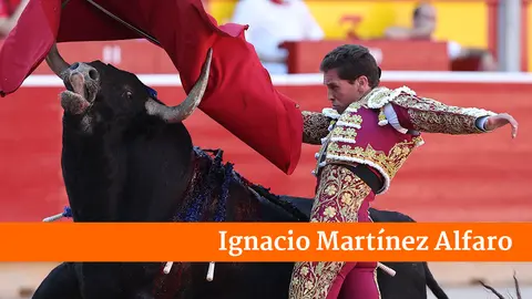 El diestro Gin&eacute;s Mar&iacute;n durante la lidia a su primero de la tarde en la s&eacute;ptima de abono de la Feria del Toro de los Sanfermines 2022 en la que comparte cartel con Alejandro Talavante y Diego Urdiales con toros de la ganader&iacute;a badajocense de Jandilla.    EFE/ Juan Pedro Urdiroz