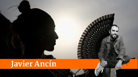 Una joven se abanica ante los episodios de calor. EFE/Abel Alonso