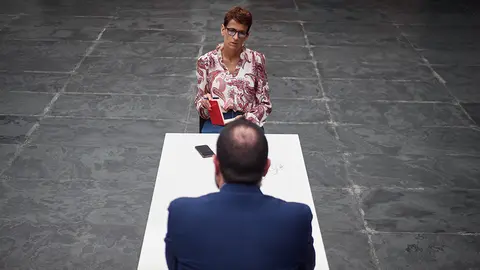 La presidenta del Gobierno de Navarra, Mar&iacute;a Chivite, y el portavoz parlamentario de PSN, Ram&oacute;n Alz&oacute;rriz en una reuni&oacute;n en el Parlamento. ARCHIVO / EUROPA PRESS