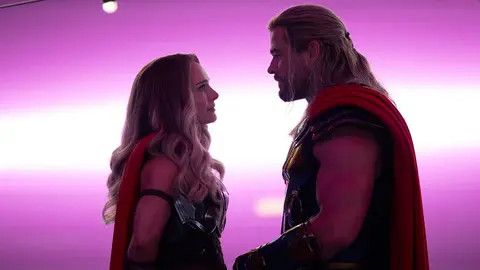 Chris Hemsworth y Natalie Portman en Thor Love and Thunder