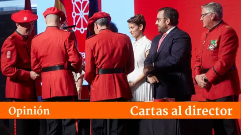 Policías forales en un acto junto a la presidenta del Gobierno de Navarra, María Chivite, y el vicepresidente Javier Remírez.