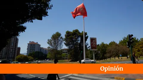 Bandera de Navarra en la Plaza de los Fueros de Navarra. I&Ntilde;IGO ALZUGARAY