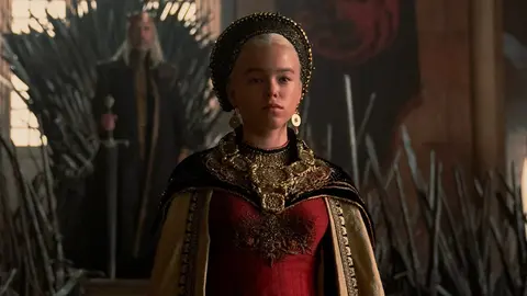 Milly Alcock la actriz protagonista de la serie, por ahora. CEDIDA