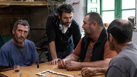 Rodrigo Sorogoyen junto a Marina Foïs (Malditos Bastardos) y Luis Zahera (El Reino) en el set de As Bestas