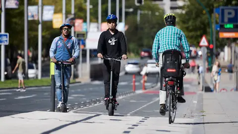 Varias personas circulan por el carril bici de la Avenida del Ejército de Pamplona. PABLO LASAOSA