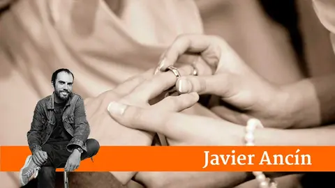 Una pareja se pone los anillos durante la celebraci&oacute;n de su boda. ARCHIVO