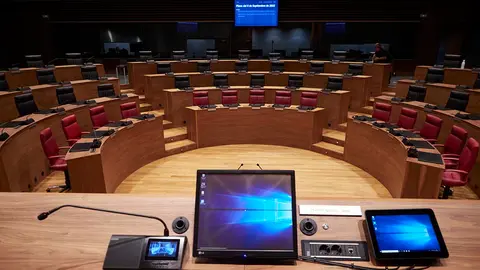 Vista de la sala de la sesi&oacute;n plenaria en el Parlamento de Navarra, a 8 de septiembre de 2022, en Navarra (Espa&ntilde;a). Durante el pleno, se han abordado cuestiones como la regulaci&oacute;n de unos servicios m&iacute;nimos de atenci&oacute;n presencial al cliente de las entidades bancarias; la deflactaci&oacute;n de la tarifa del IRPF; la retirada del proyecto de Decreto Foral por el que se aprueba el Plan de recuperaci&oacute;n y conservaci&oacute;n de las aves esteparias de Navarra y se designa la Zona de Especial Protecci&oacute;n para las Aves 'Agroestepas de Navarra' y la realizaci&oacute;n de un an&aacute;lisis del exceso de mortalidad generado por las altas temperaturas este verano que prevengan los efectos del calor en la poblaci&oacute;n .
08 SEPTIEMBRE 2022;NAVARRA;PLENO;DEFLACTACI&Oacute;N;IRPF;DECRETO FORAL
Eduardo Sanz / Europa Press
(Foto de ARCHIVO)
08/9/2022