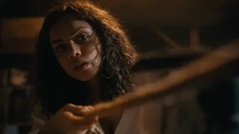 Georgina Campbell descubriendo un tunel en el sótano en The Barbarian